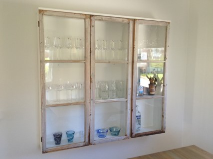 Vitrinskåp med gamla fönster.